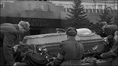 Ce 30 octobre, à Moscou, le PCUS, qui a dénoncé le culte de la personnalité voulu par Staline, décide de retirer le corps de Staline du mausolée : c'était en ...