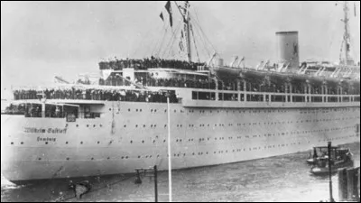 Ce 30 janvier, le paquebot allemand Wilhelm Gustloff transportant plus d'un millier de soldats et d'officiers allemands ainsi que plusieurs milliers de réfugiés de Prusse-Orientale fuyant l'avancée de l'Armée rouge, est torpillé par un sous-marin soviétique ; avec plus de 9 000 morts, c'est probablement la plus grande catastrophe maritime : c'était en ...