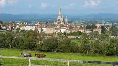 Quelle est cette ville de 13 000 habitants, sous-préfecture du département, connue pour sa cathédrale Saint-Lazare et pour ses monuments romains ?