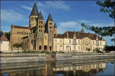 Quelle est cette ville de 9 200 habitants, située dans le sud-ouest du département, connue pour sa basilique romane du Sacré-Coeur ?