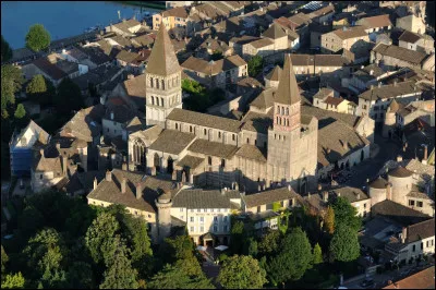 Quelle est cette petite ville de 5 600 habitants, située sur les bords de la Saône, connue pour son abbatiale Saint-Philibert construite à la fin du XIe siècle ?