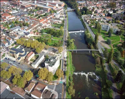 Quelle est cette ville de 6 600 habitants, située dans la vallée de l'Arroux, connue pour ses forges, produisant maintenant des aciers spéciaux ?