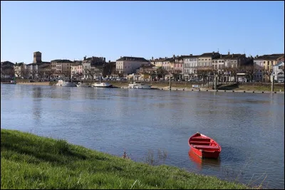 Quel est ce grand cours d'eau qui traverse le département du nord vers le sud dans sa partie est ?