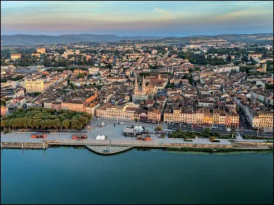 Quelle est cette ville, chef-lieu du département ?