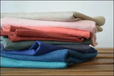 Mon premier présente peu de résistance à la pénétration.
Mon deuxième est une matière textile.
Mon tout se trouve dans...