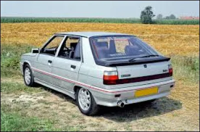 Voici la Renault ___ vue de derrière.
