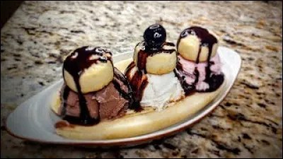 Ne pensez surtout pas que ce dessert compte pour des prunes, il vous annonce un pays voisin de la France !