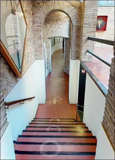 Le théâtre-musée Dalí est composé de nombreux couloirs. Dedans, nous pouvons retrouver des uvres accrochées aux murs. De quel type d'uvres s'agit-il ?