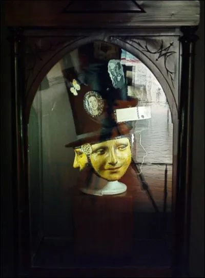 Dans la même pièce, nous pouvons retrouver ce masque, utilisé en 1972, lors du bal costumé de la famille de Rothschild. Combien de faces possède-t-il ?