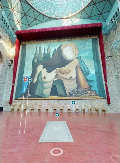 Nous entrons maintenant dans l'une des plus belles salles du musée. À l'entrée de celle-ci, nous pouvons voir une très grande peinture intitulée "Labyrinthe". Mais qu'est-ce que la dalle blanche, présente au sol ?