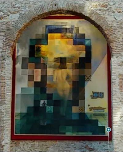 À gauche, nous pouvons observer ce trompe-l'il, représentant Gala nue et le portrait...