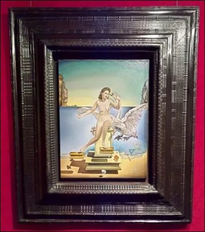 Tout au fond à gauche, nous pouvons retrouver cette toile intitulée "Léda atomique", qui représente Léda, et [...] sous forme de cygne.