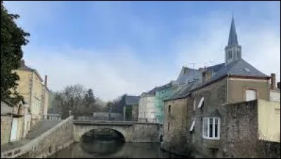 Quelle est cette ville de 4 400 habitants, située dans le sud-ouest du département, un des centres de l'industrie laitière ?