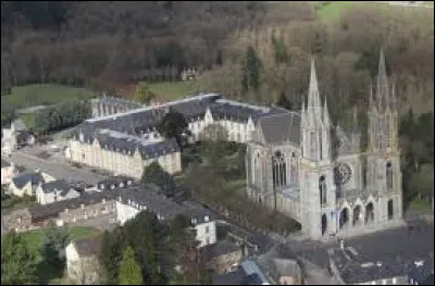 Quel est ce village dans lequel une grande basilique néogothique constitue un important lieu de pèlerinage ?