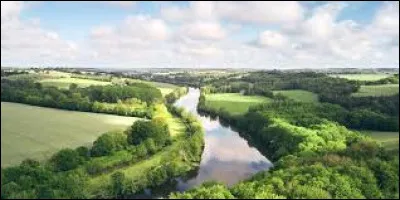 La Mayenne, rivière qui a donné son nom au département, se jette dans ...