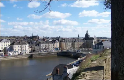 Quelle est cette ville, la deuxième de la Mayenne avec 16 000 habitants ?