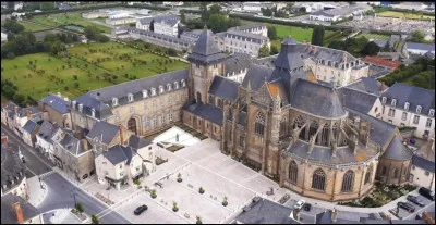Quelle est cette ville, située dans l'est du département, la 4e ville de la Mayenne avec 8 500 habitants ?