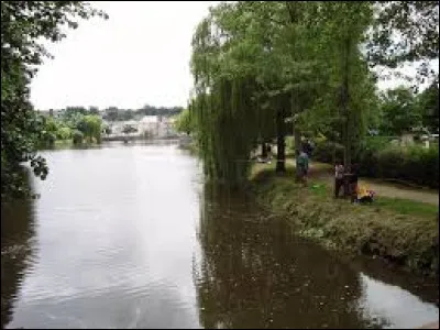 Quelle est rivière de 58 km affluent de la Mayenne en rive gauche, qui coule vers le sud-ouest en arrosant Evron ?