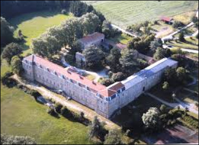 Nous démarrons notre balade dominicale au château des Célestins, à Colombier-le-Cardinal. Village de l'arrondissement de Tournon-sur-Rhône, il se situe dans le département ...