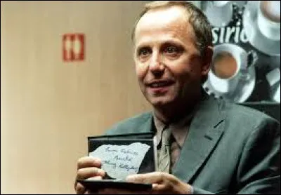 Comment se nomme le film où Fabrice Luchini incarne un grand fan du chanteur Johnny Hallyday ?