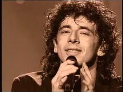 Qui est ce chanteur ayant vécu à ses débuts un mouvement d'hystérie de la part de ses fans ?