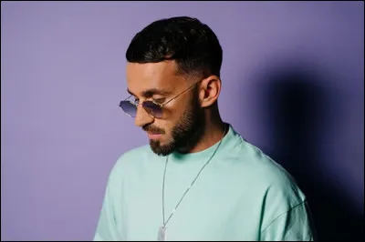 Quelle est cette chanson : "J'm'en fous, j'm'en fous, j'm'en fous / Laisse-moi, va faire un tour / J'entends plus, j'fais le sourd" ?