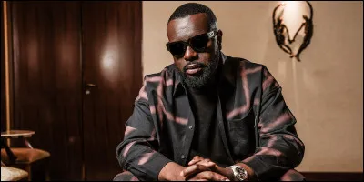 D'où sont issues ces paroles : "Faute ! Mets ta tête au sol, penalty / Bienvenue, t'as le choix entre pâtes et riz / Ici, on apprend à décoller sans atterrir / Est-ce que Usain Bolt court plus vite que Ben Ali" ?