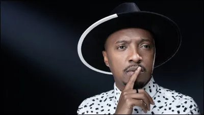 D'où sont issues ces paroles : "Puis, un ptit tour au Paris-Dakar en pleine savane / Pour boycotter lhélico de Daniel Balavoine / Moi qui aime les vérités de ceux qui portent un nez rouge / Jaurais été crever les pneus dla moto à Coluche" ?