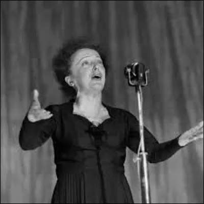 Combien trouve-t-on de cloches dans le titre d'une chanson d'Édith Piaf ?