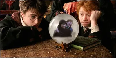 Lequel des deux amis a embrassé une fille en premier ?