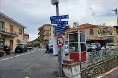 Dans le Poggio, si le coureur est dans les premières positions en passant devant cette cabine téléphonique, il garde toutes ses chances pour la victoire finale :