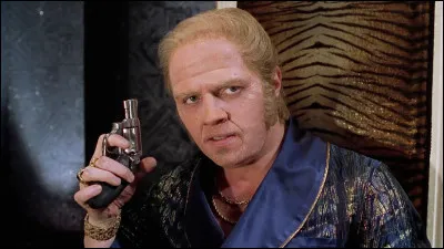 Un des sbires de Biff a un objet particulier. Lequel ?