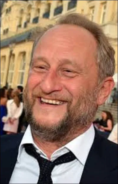 Né le 22 septembre 1964 à Namur, Benoît Poelvoorde est un comédien et humoriste belge. Dans le film ''Podium'', sorti en 2004, de quel chanteur joue-t-il le rôle d'un sosie ?