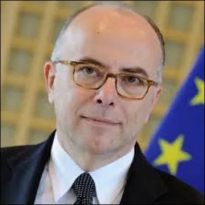Né le 2 juin 1963 à Senlis (Oise), Bernard Cazeneuve est un homme d'État, qui occupa plusieurs postes ministériels, et qui fut Premier ministre du 6 décembre 2016 au 15 mai 2017. Du 25 mars 2001 au 23 juin 2012, de quelle ville du département de la Manche fut-il maire ?