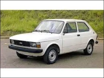 Quel est le nom de cette Fiat blanche ?