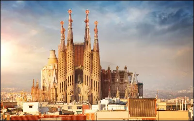Dans quelle ville espagnole peut-on admirer la Sagrada Familia ?