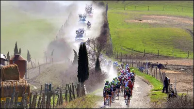 Environ 50 des 200 kilomètres de la course se déroulent sur des routes de terre. Julian Alaphilippe l'a gagnée en 2019.