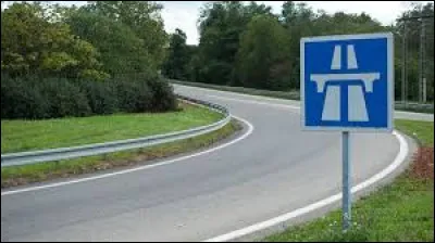 Qu'est-ce qui s'abat sur la voiture de Philippe dès qu'il franchit le panneau autoroutier indiquant l'entrée dans la région ?