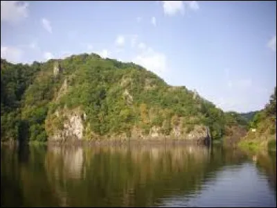 Nous sommes &agrave; la confluence de la Di&egrave;ge et de la Dordogne, &agrave; Saint-Julien-pr&egrave;s-Bort. Ancienne commune Corr&eacute;zeiene, elle se situe dans l'ex r&eacute;gion ...