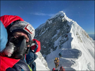 Pour commencer, qui sont les premiers à avoir gravi l'Everest ?