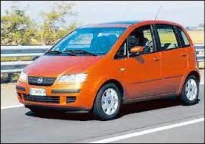 Cette voiture orange porte le nom de / d' ...