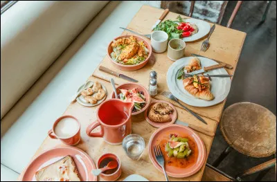 À la cantine, quelqu'un te bouscule volontairement et renverse ton plateau. Quelle est ta réaction ?