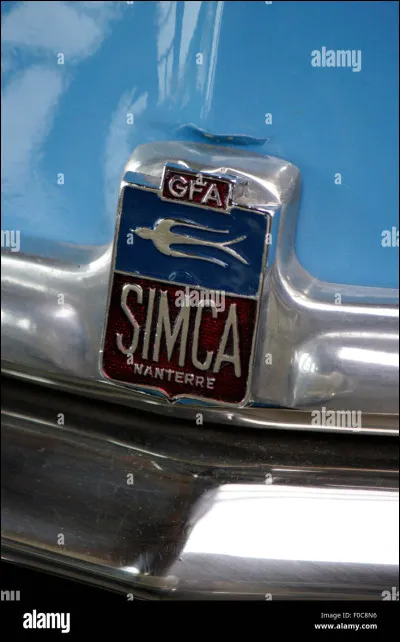 Versailles, célèbre pour son château et ses jardins, est aussi le nom d'une finition luxueuse de quel modèle de Simca en 1954 ?