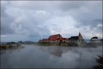 Mon premier en fut un grand pour l'humanité, mon second fut adoré par les Egyptiens, mon troisième peut faire mal, mon tout permet de descendre d'une grande hauteur !