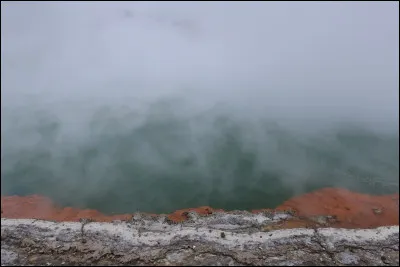 Mon premier est un acronyme qui signifie "stylo" en anglais, je peux réclamer mon second, on peut étaler mon troisième sur un mur, mon tout fut conçu pour mettre en évidence la rotation de la terre !