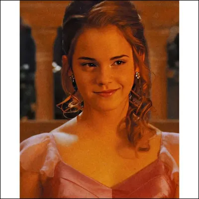 Avec qui Hermione se rend-elle au bal dans "Harry Potter et la Coupe de feu" ?