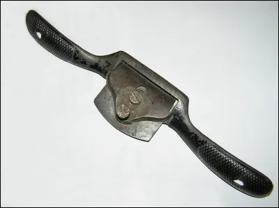 Quel est cet outil en W destiné à travailler et à finir les pièces de bois courbes ?