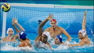 Quel est ce sport collectif aquatique en W opposant 2 formations de 7 joueurs ?