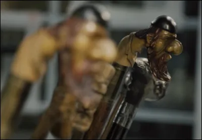 Un antisémitisme "glorieux" s'affiche alors partout : jeux pour enfants, illustrations et caricatures, cartes à jouer, etc. À Vienne, le chef du parti [...lequel ?] aime à se promener avec une canne affublée d'un ''faciès juif''.