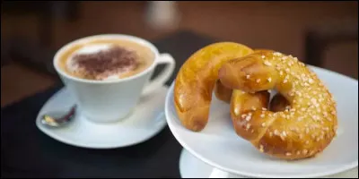 1895-1897 > Élection puis choix* du 1er maire antisémite d'une grande capitale [...laquelle ?]. Un écrivain de renom [...qui ?...] y étudiant alors, révélera en lui l'un des exemples à suivre pour [...quel personnage historique ?]